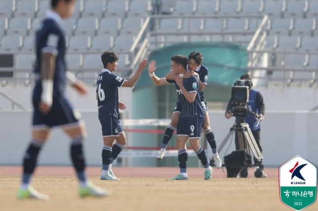 서울E, 수원삼성에 4-2 승리...3경기 무패 선두 질주